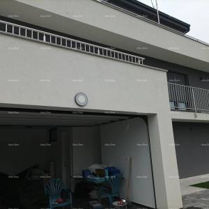 Moderna vila za odmor u zatvorenom kompleksu sa vilama na samoj obali mora.