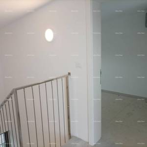 Moderna vila za odmor u zatvorenom kompleksu sa vilama na samoj obali mora.