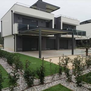 Moderna vila za odmor u zatvorenom kompleksu sa vilama na samoj obali mora.