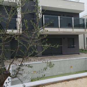 Moderna vila za odmor u zatvorenom kompleksu sa vilama na samoj obali mora.