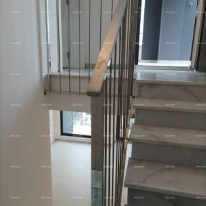 Moderna vila za odmor u zatvorenom kompleksu sa vilama na samoj obali mora.