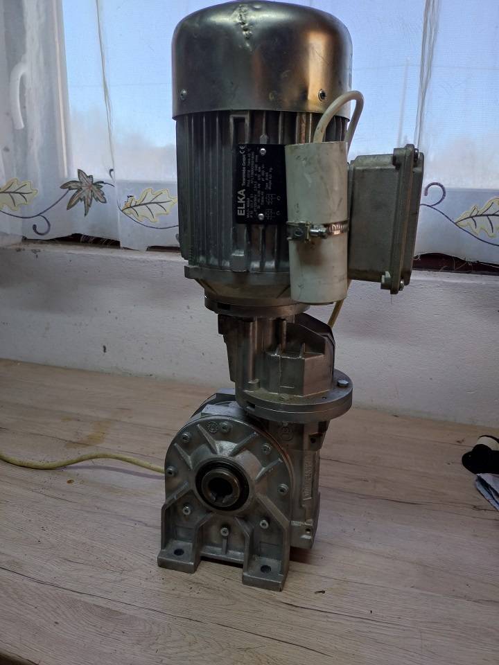 Monofazni motor sa reduktorom