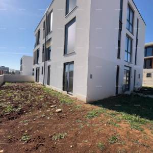 Mukalba. Medulin. Stan u novogradnji sa vlastitim bazenom