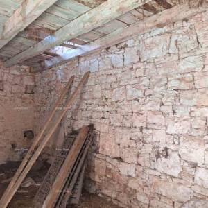 Na prodaju: Autentična kamena kuća s dvorištem – Vodnjan.