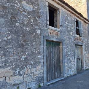 Na prodaju: Autentična kamena kuća s dvorištem – Vodnjan.