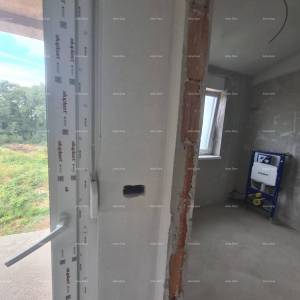 Na prodaju dvoetažni stan s bazenom u Ližnjanu