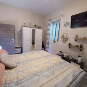 Na prodaju stan s dvorištem, 250 m od mora.Stoja.