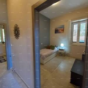 Na prodaju stan s dvorištem, 250 m od mora.Stoja.