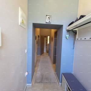 Na prodaju stan s dvorištem, 250 m od mora.Stoja.