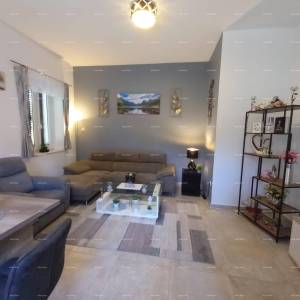 Na prodaju stan s dvorištem, 250 m od mora.Stoja.