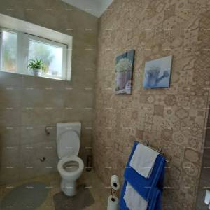 Na prodaju stan s dvorištem, 250 m od mora.Stoja.