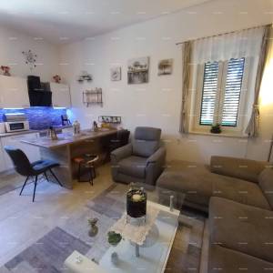 Na prodaju stan s dvorištem, 250 m od mora.Stoja.