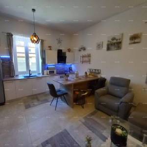 Na prodaju stan s dvorištem, 250 m od mora.Stoja.