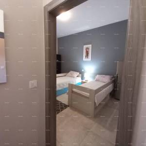 Na prodaju stan s dvorištem, 250 m od mora.Stoja.