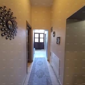 Na prodaju stan s dvorištem, 250 m od mora.Stoja.