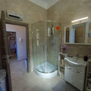 Na prodaju stan s dvorištem, 250 m od mora.Stoja.