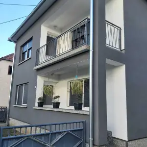 Najam 4-sobnog stana u kući