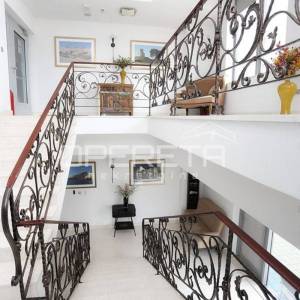 Najam modernog ureda u poslovnoj zgradi s parkingom – Blatine