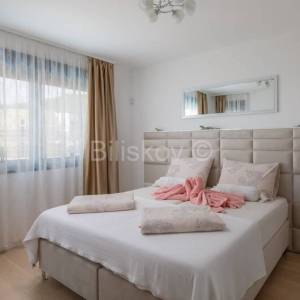 Najam Podstrana luksuzno bazen 4 sobe