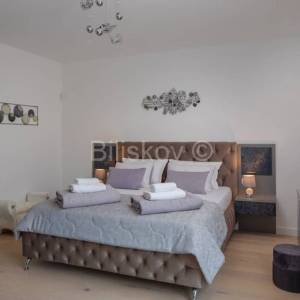 Najam Podstrana luksuzno bazen 4 sobe