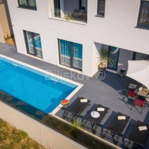 Najam Podstrana luksuzno bazen 4 sobe