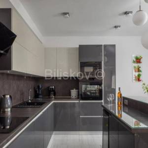 Najam Podstrana luksuzno bazen 4 sobe