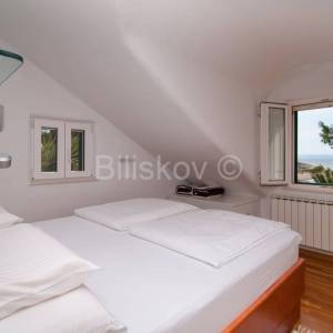 Najam, prekrasna kuća, Mirca, otok Brač, prvi red uz more