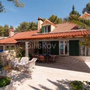 Najam, prekrasna kuća, Mirca, otok Brač, prvi red uz more