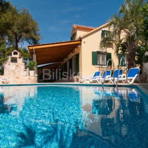 Najam, prekrasna kuća, Mirca, otok Brač, prvi red uz more