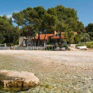 Najam, prekrasna kuća, Mirca, otok Brač, prvi red uz more