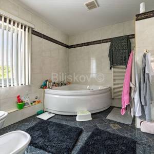 Najam, Šestinski vrh, šesterosoban dvoetažni stan, garaža