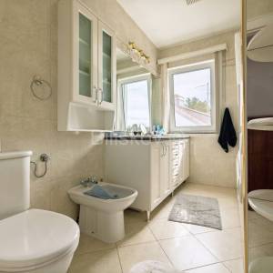 Najam, Šestinski vrh, šesterosoban dvoetažni stan, garaža