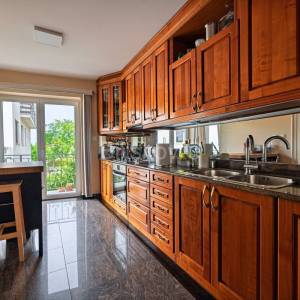 Najam, Šestinski vrh, šesterosoban dvoetažni stan, garaža