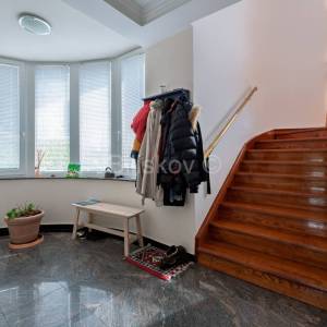 Najam, Šestinski vrh, šesterosoban dvoetažni stan, garaža