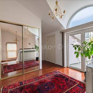 Najam, Šestinski vrh, šesterosoban dvoetažni stan, garaža