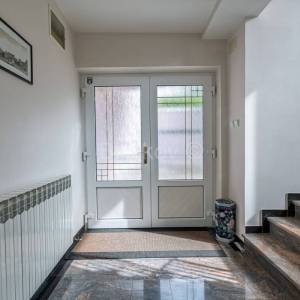 Najam, Šestinski vrh, šesterosoban dvoetažni stan, garaža