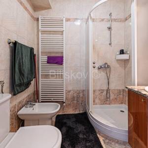 Najam, Šestinski vrh, šesterosoban dvoetažni stan, garaža