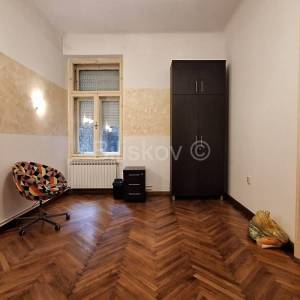 Najam, Zagreb, Centar trosoban p.p-ured 83m2, visoko prizemlje.