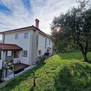 Najam:Opatija-Ičići,2-sobni stan na prvom katu kuće,104m2,200m od mora