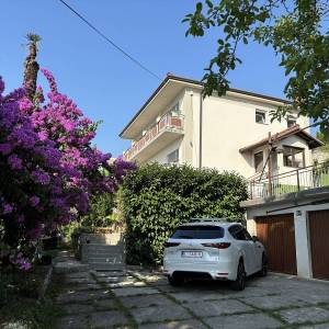 Najam:Opatija-Ičići,2-sobni stan na prvom katu kuće,104m2,200m od mora