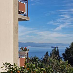 Najam:Opatija-Ičići,2-sobni stan na prvom katu kuće,104m2,200m od mora