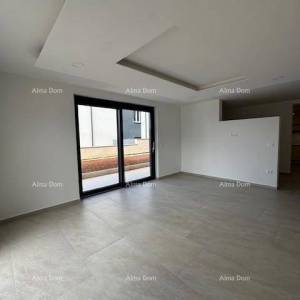 Namješten stan s 4 spavaće sobe, vrtom i bazenom, 350 m od mora