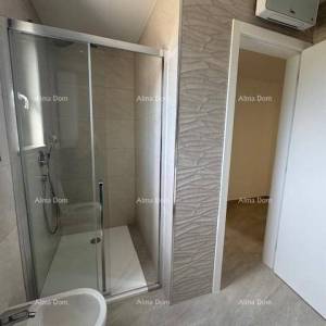 Namješten stan s 4 spavaće sobe, vrtom i bazenom, 350 m od mora