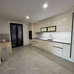 Namješten stan s 4 spavaće sobe, vrtom i bazenom, 350 m od mora