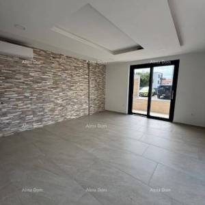 Namješten stan s 4 spavaće sobe, vrtom i bazenom, 350 m od mora