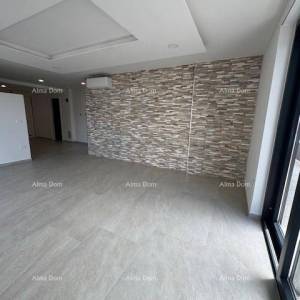 Namješten stan s 4 spavaće sobe, vrtom i bazenom, 350 m od mora