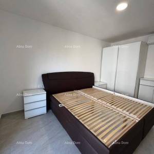 Namješten stan s 4 spavaće sobe, vrtom i bazenom, 350 m od mora