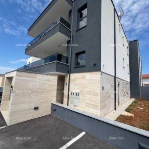 Namješten stan s 4 spavaće sobe, vrtom i bazenom, 350 m od mora