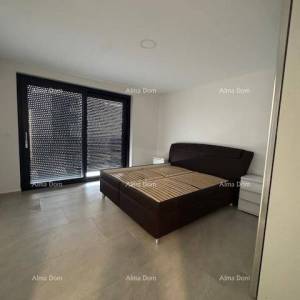 Namješten stan s 4 spavaće sobe, vrtom i bazenom, 350 m od mora