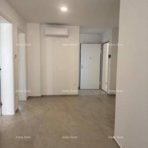 Namješten stan s 4 spavaće sobe, vrtom i bazenom, 350 m od mora